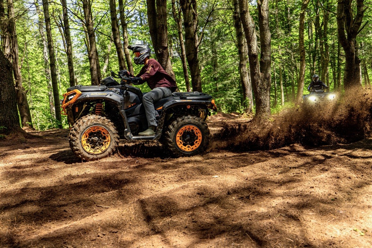 ORV-MY26-OUT-XT-P-TechPackage-SAS-MineralGrey-Action-2885-RGB Large